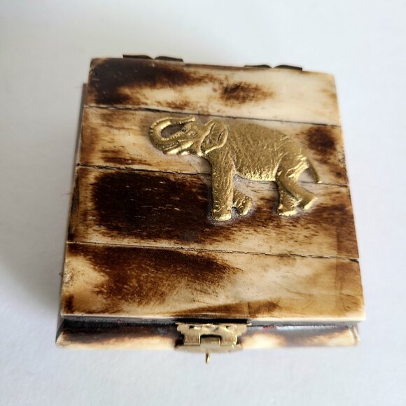 Vintage bone jewelry/trinket box with brass elephant. - Picture 3 of 11